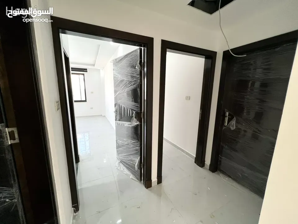 شقة ارضيه جديدة مع مدخل خاص و حديقة خلفيه ( Property ID : 31714 )