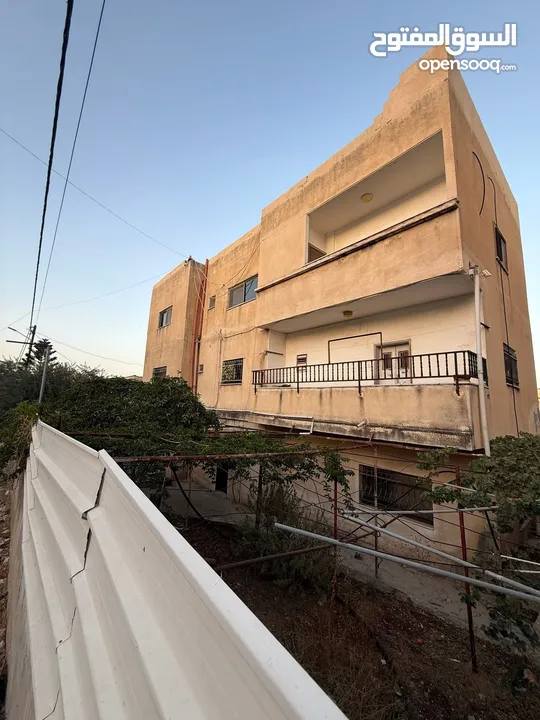 بيع 3 طوابق وارض فارغة