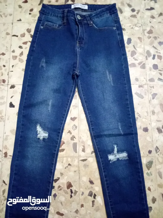ملابس بناتي مستعمل بس نضيف بأسعار رمزيه ومراعاه عالكميه بلبسو عمر 8/9 سنين