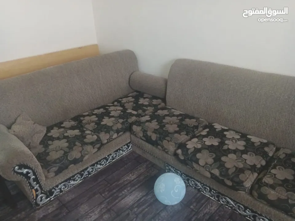 مجلس بحاجه تنجيد وتزبيط وسرير مفرد عدد 2 للبيع