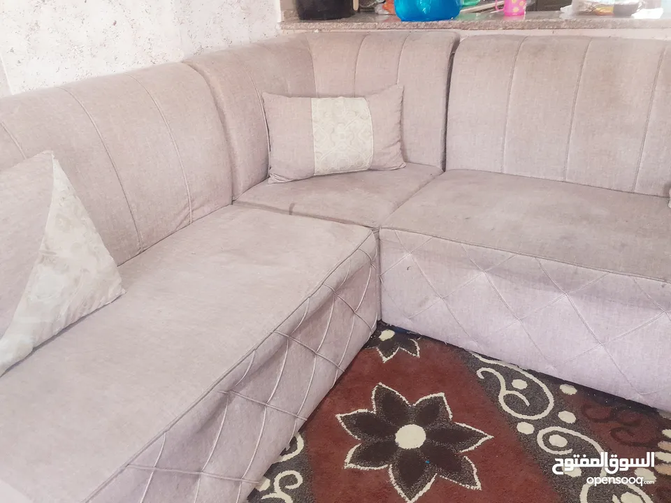 طقم كورنر9 مقاعد بحاله جيده للبيع بسعر مناسب....لون بيج مونس قماش شمواه