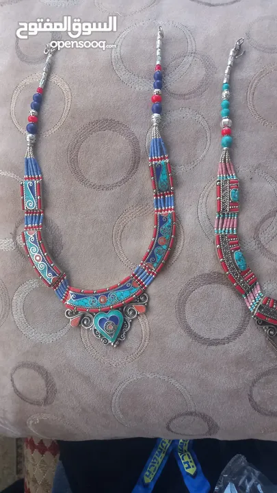 عقود ( طوق ) شغل يدوي من الحجار الفيروز و المرجان و البيس