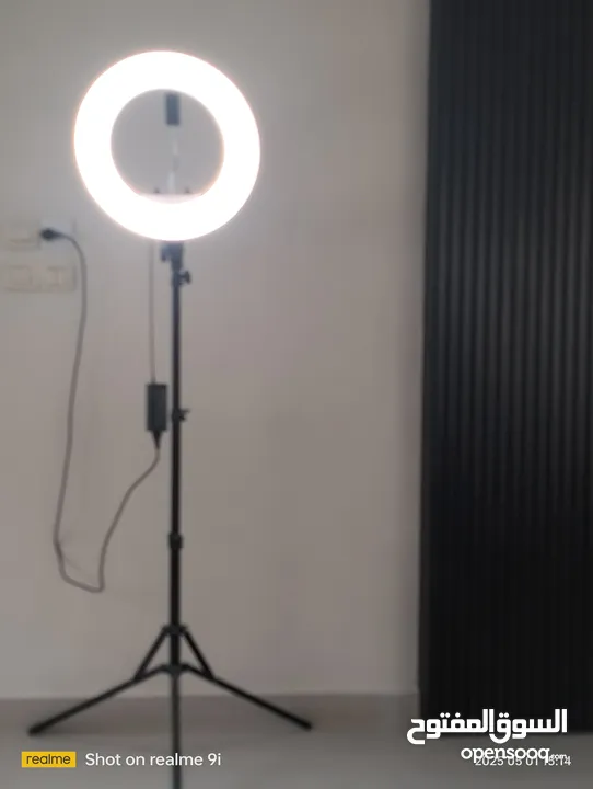 إضاءة LED حلقية إضاءة دائرية (رينق لايت) مع حامل جوال ، متعددة الإضاءات - حجم كبير