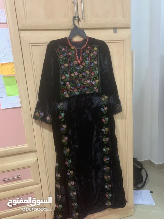 “ثوب الذاكرة... مطرز بأصابع الوطن”  ثوب فلسطيني اسود ومخمل مطرز بالإيد من فلسطين جديد جميل جدا