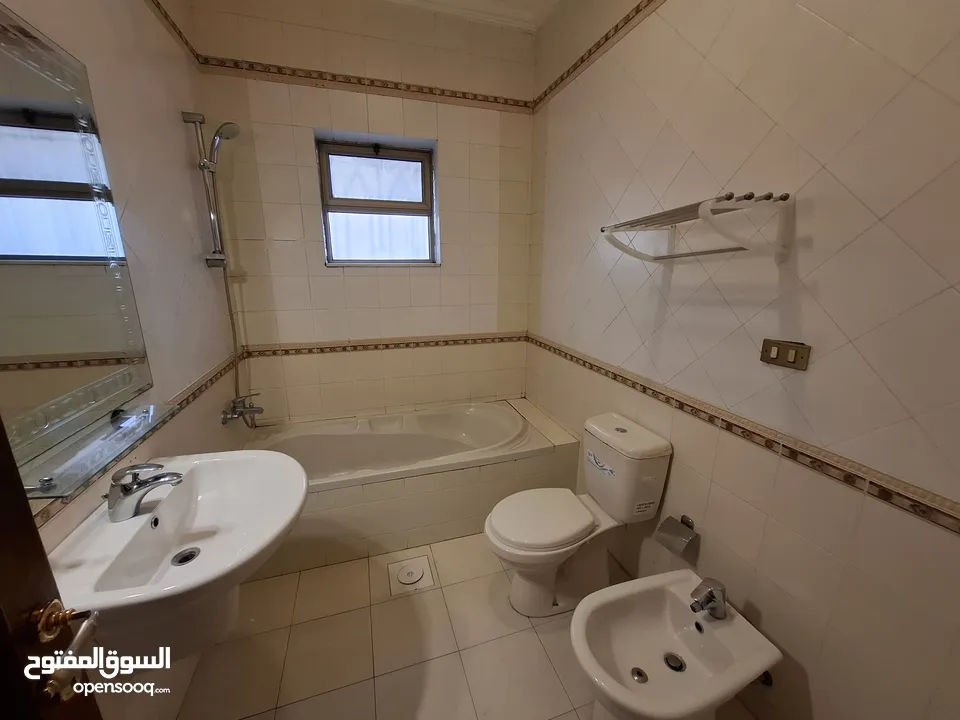 شقة غير مفروشة للإيجار ( Property 40836 )-175064131