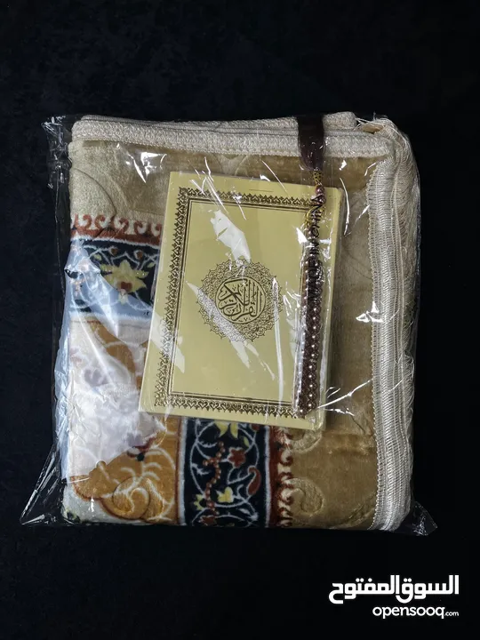 سجادات صلاة مع قران ومسبحة نفس اللون ماوفر الوان بيج وسكني ونهدي