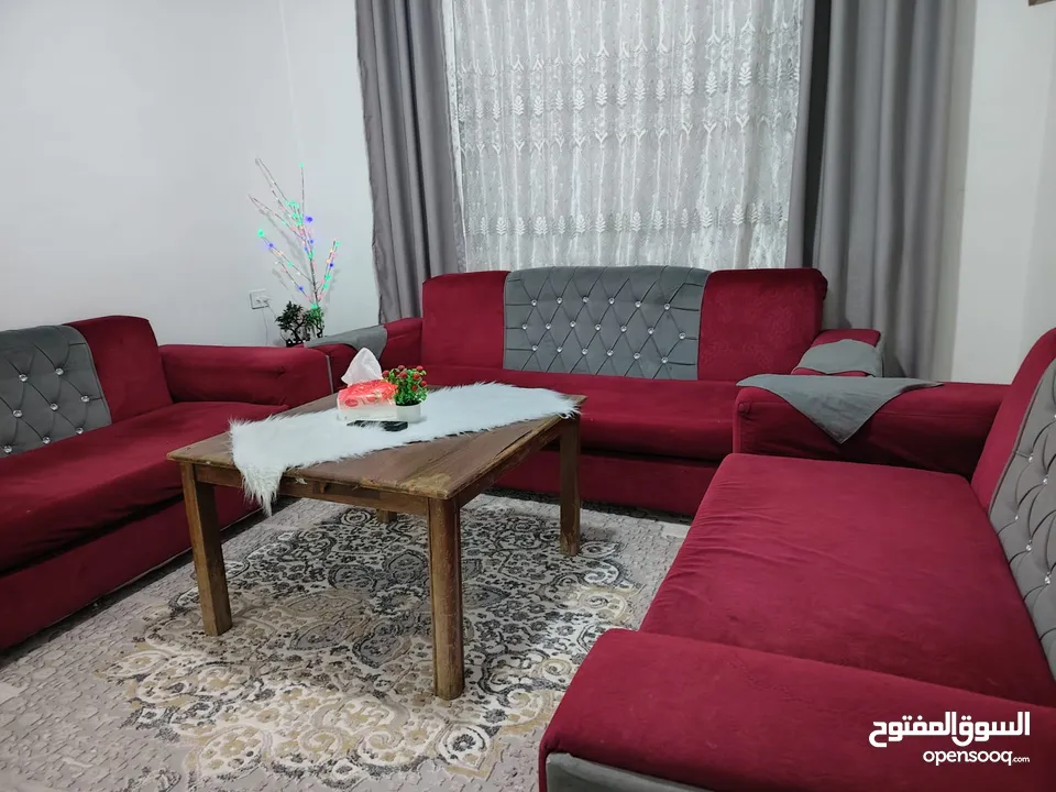 طقمين كنب جلوس بتصميم جديد وألوان جديدة وترندي مستعمل بحالة الجديد ممتاز ومريح للجلوس