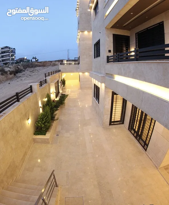 شقة ملوكية شبه ارضي مساحة 626م -داخلي 300م -حديقة 326م تشطيبات فلل-الحويطي-طريق المطار - رمضان اسكان