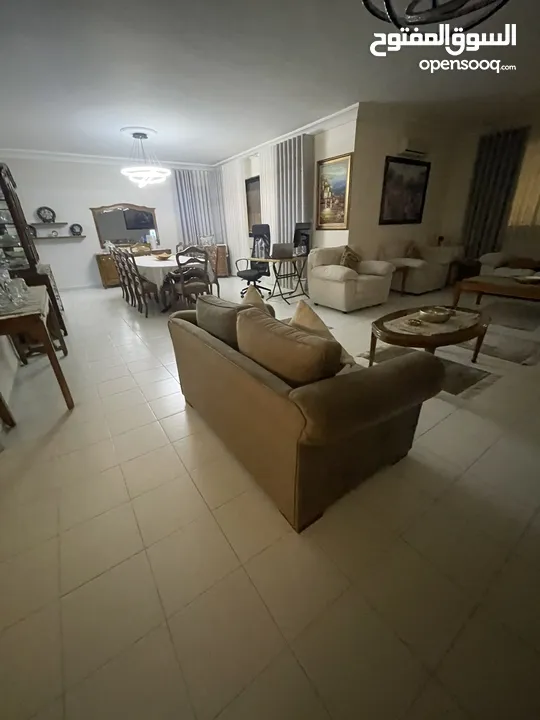 طقم أرائك بني فاخر بحالة شبه جديدة وحدة 2 كراسي وحدة 3 كراسي 160سم و 222سم  السعر قابل لل مفاصلة