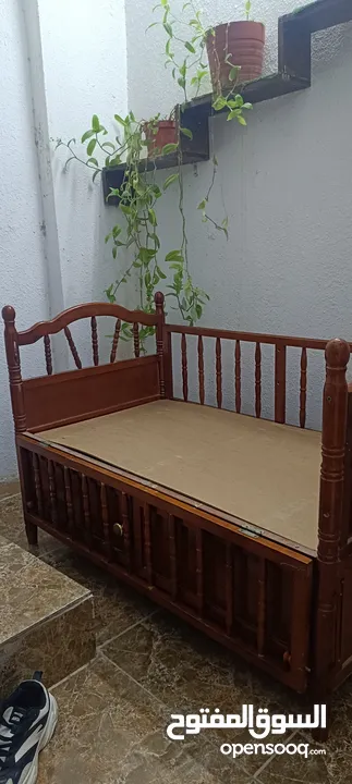 سرير اطفال خشب ثقييل ......
