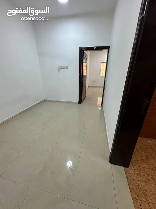 شقة بالغبرة غرفة وصالة Apartment in Ghubrah, room and lounge