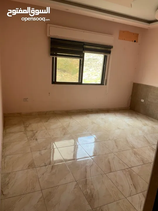شقة سكنية للبيع طابق اول مساحة 150 متر في منطقة طبربور خلف ليالي الشرق و خلف بيت معان في شارع الحج