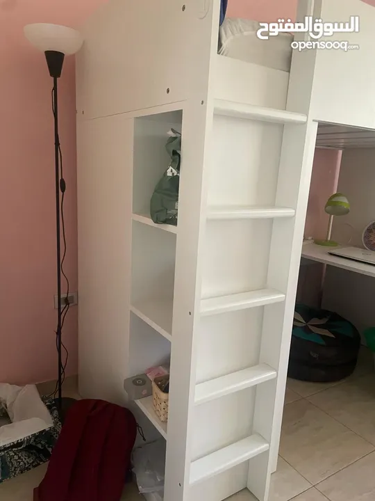 غرفة كاملة ايكيا مكونة من سرير طابقين و خزانة ملابس ووحدة ارفف ومكتبة بحالة الجديد استعمال خفيف جدا