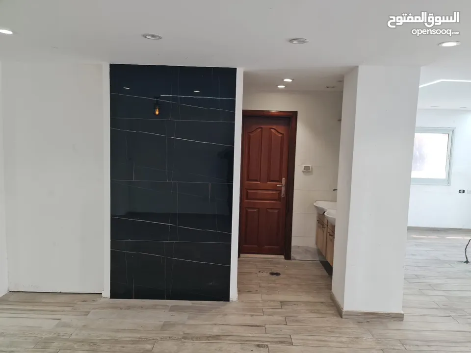 محل تجاري للايجار بالقرب من وسط البلد في مدينة الخليل مع واجهة بارزة على الشارع الرئيسي