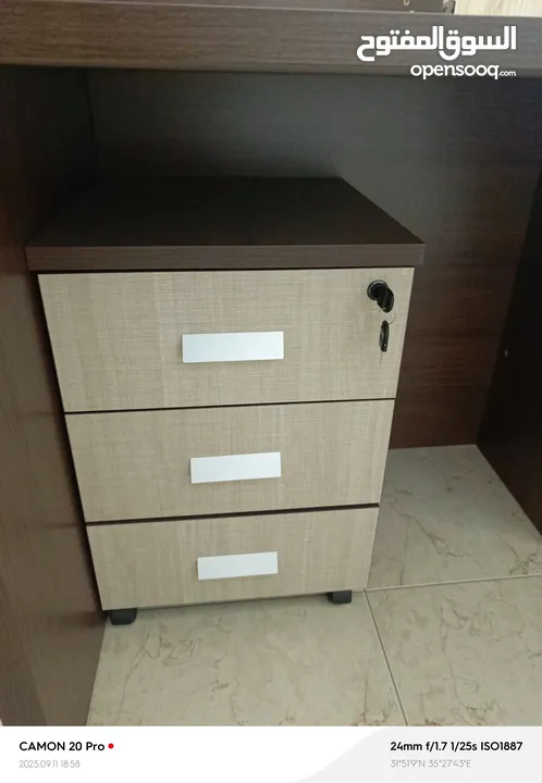 كنب بالإضافة الى مكتب وكرسي