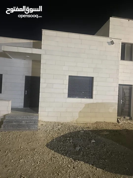 بيت للبيع يحوي على شقتين كل شقه لها سطحها الخاص بقوشان منفصل