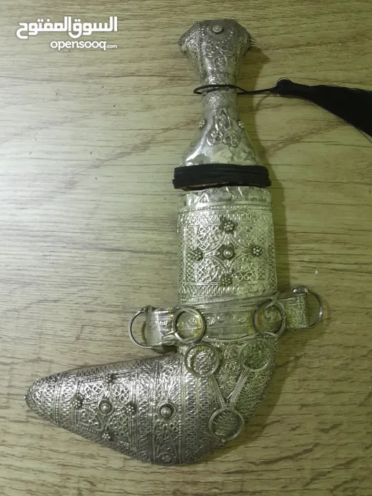 برواز خشب بداخله شباري جنبيه فضه، والثانيه مطلي فخم جدا للهدايا والديكور تحفه