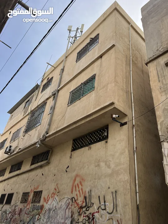 مستودع طابقين + شقتين للسكن+ برج اتصالات على السطح مؤجر مخيم الزرقاء قرب مدارس وكالة الغوث