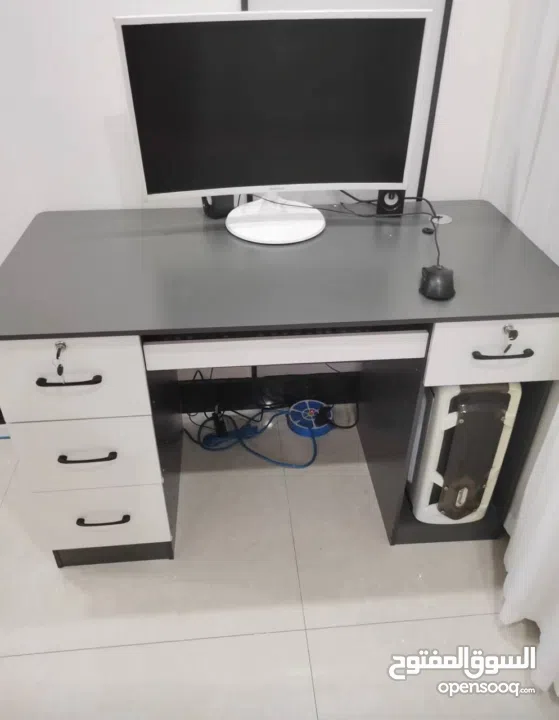 مكتب دراسة وعمل عصري – تصميم ذكي ومساحة عملية تصميم عصري بلون هادئ يناسب كل الديكورات الح