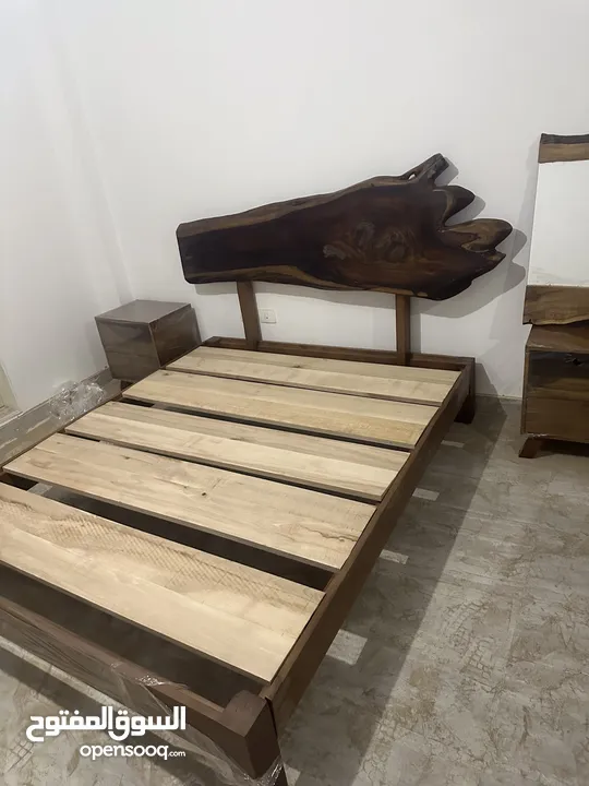 سرير من خشب الاشجار الطبيعي