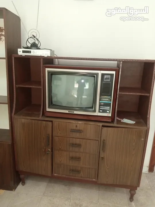 طاوله تلفزيون وتلفاز ومكتبه من الزمن الجميل