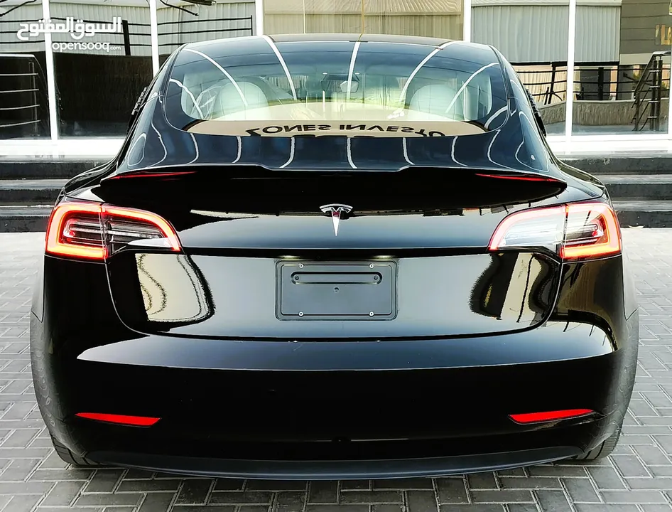 تيسلا 2023 model 3 فحص كامل اوتوسكور لون اسود ملوكي داخلي ابيض بحالة الوكالة بسعر لقطة ومحروووق