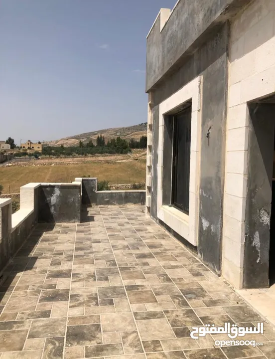 مزرعه للبيع في السلط مساحة الأرض 4218م مساحة البناء 450م