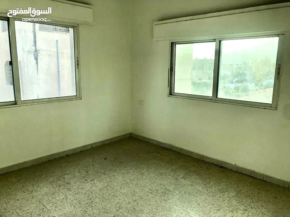شقة للبيع في موقع مميز في الزرقاء الجديده - محاطه بفلل من جهتين