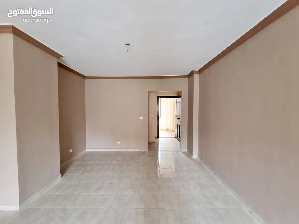 للايجار شقة دور اول بمدينة الرحاب بالقرب من بوابة 19 مكونة من 3 غرف نوم و2 حمام ومطبخ ورسبشن