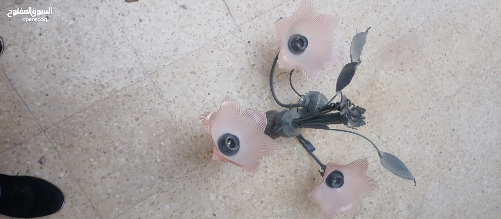 ثريا بحالة جيدة تصلح لغرف الجلوس