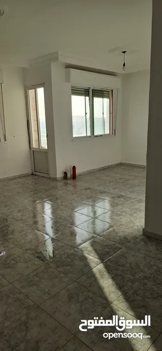 شقة مميزة على المدخل الجنوبي لجامعة آل البيت