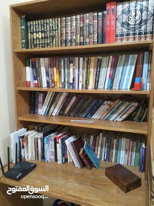 مكتبة منزلية للبيع مع الكتب بداخلها