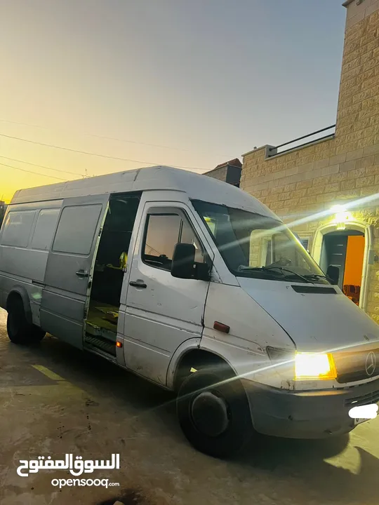 تمام  الباص نظيف ما فيه ضربات  اصل تجاري نظيف ضريبة  موديل 2000  باب سحاب على الجنب  شصي نظيف  بققص