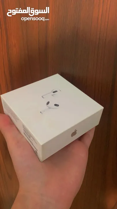 سماعة ابل 3 كوبي ون ماستر ما بتفرق كثير عن الأصلية ول استعمال فيها خدش من ورا مثل ما هو موضح بل صورة