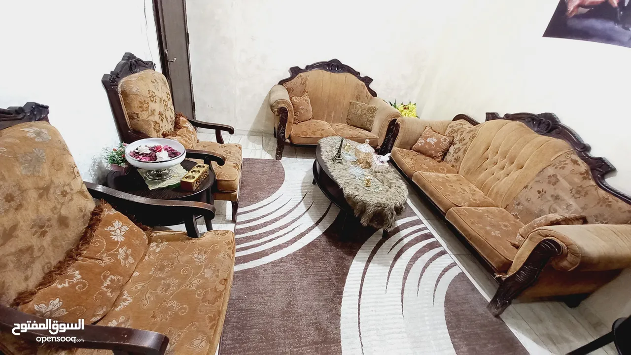 كنب مكون من سبع مقاعد