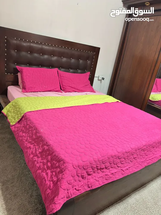 غرفه نوم  تخت وخزانه وتسريحة و2 كومودينا ووحدة ادراج بدهم دهان خفيف خشب بلوط