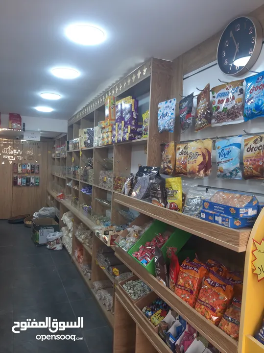 محمص للبيع بكامل عدته وديكوره وبضاعته البيع بداعي السفر المحمص يعمل بشكل جيد وقابل للتطوير والتوسيعو