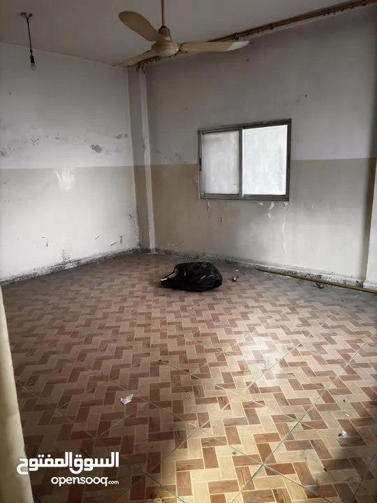عماره ثلاث طوابق + حوش كبير + بئر ماء  حي الحسين مقابل مدارس ارض العز بالقرب من مخابز يوسف فرح