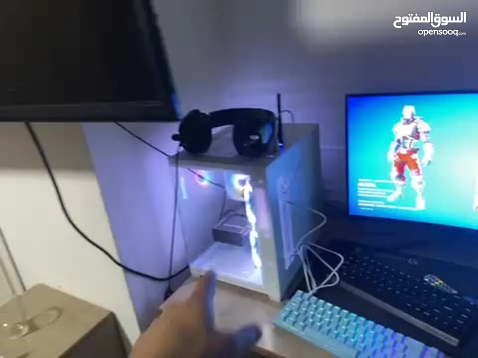 كمبيوتر (بي سي pc) مع حساب فورتنايت وببجي موبايل مميزات اذا معني بخصملك وبدون حسابات بخصم