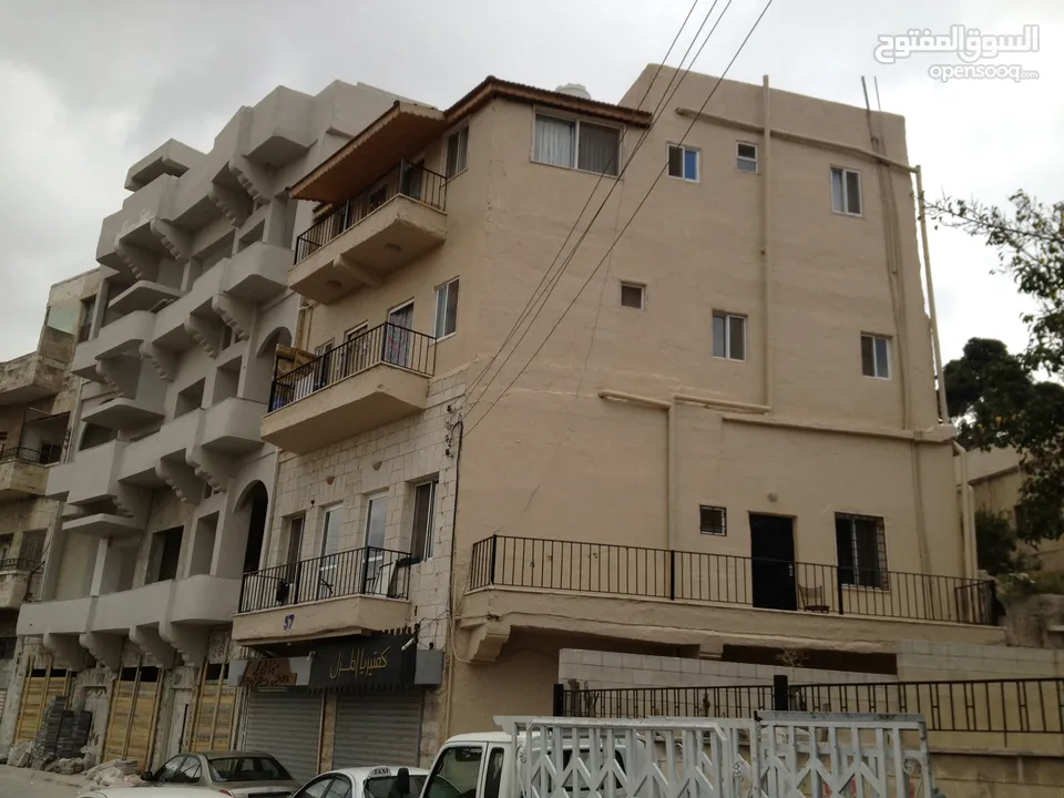 عماره للليع  في جبل عمان قرب شارع الرينبو والجامعة المانيه من المالك مباشرة