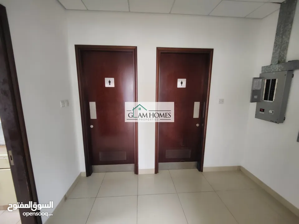 Highly spacious office space for rent in Shatti Al Qurum Ref: 717H