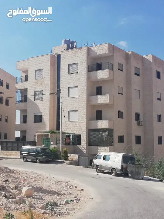 شقة طابق اول في حي عدن مساحة 142 متر