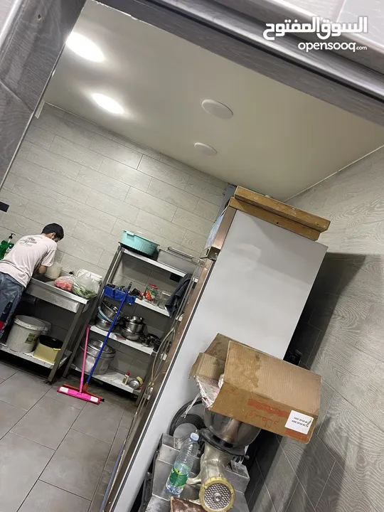 محل معجنات مع كامل عدته للبيع بخلو بداعي السفر