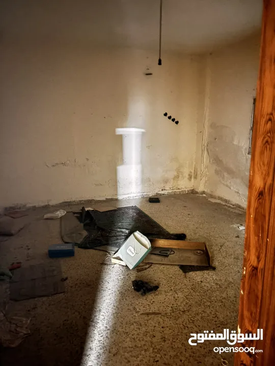 عماره ثلاث طوابق + حوش كبير + بئر ماء  حي الحسين مقابل مدارس ارض العز بالقرب من مخابز يوسف فرح