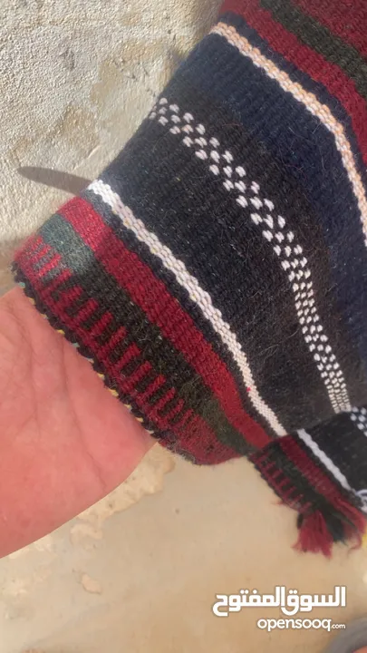 بساط عربي قديم جدا جدا للبيع قطعه حلوه منها قطعتين في وسط وفي حجم كبير الاثنتين  80