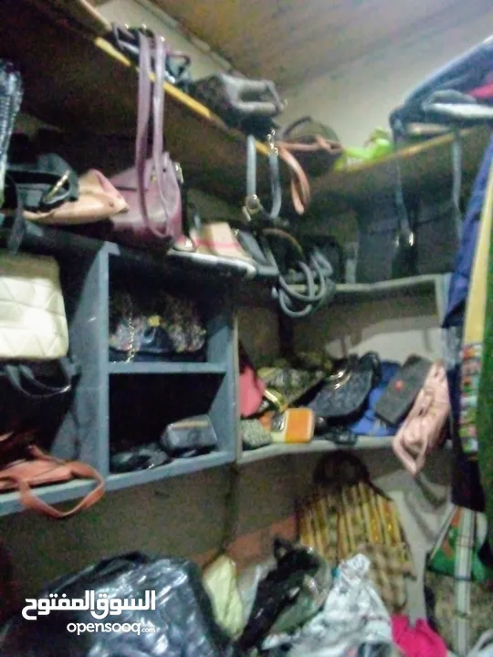 ملابس استعمال بسيط وليست بآلة وقسم منها جديده يصلح كمشروع لربة منزل أو بضاعة لمحل