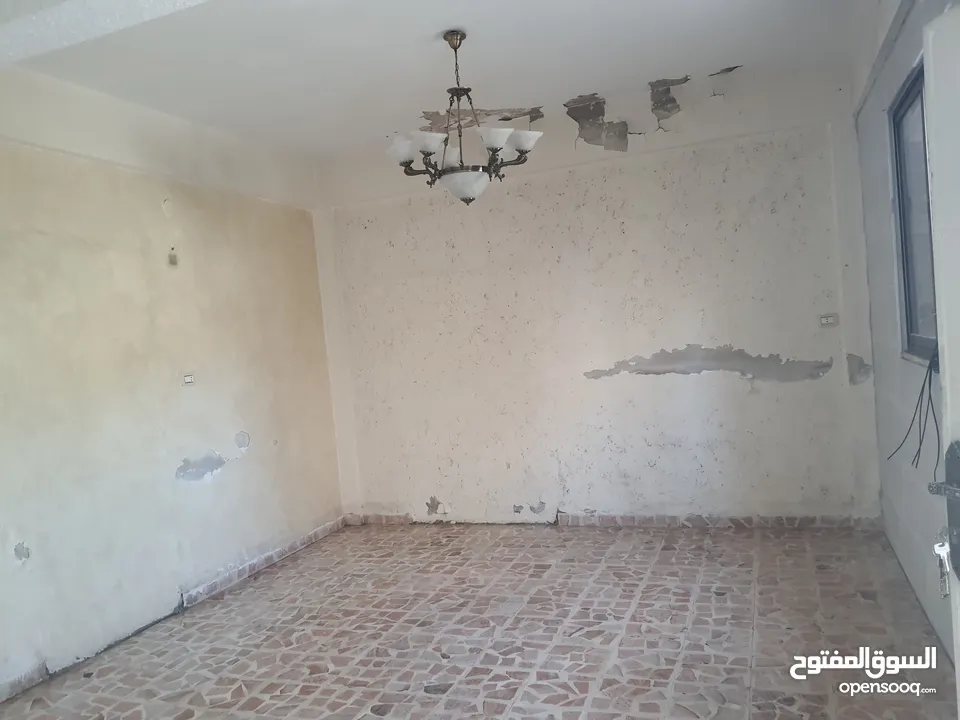 عمارة مكونه من طابقين وساحه خارجيه للبيع