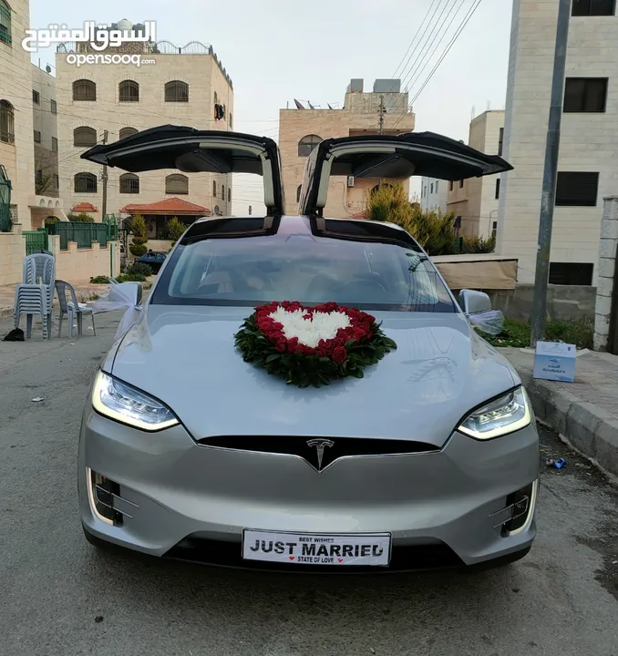 تيسلا جيب للأيجار شهري يومي لونيين ابيض وخمري جيب بسعر مغري واسعة من الداخل مارسيدس جي لاند كروز كشف
