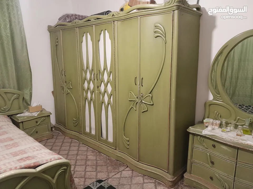 غرفة نوم للبيع خشب ممتاز بحاجة صيانة بسيطة و تغير لون البيع بسعر الخشب