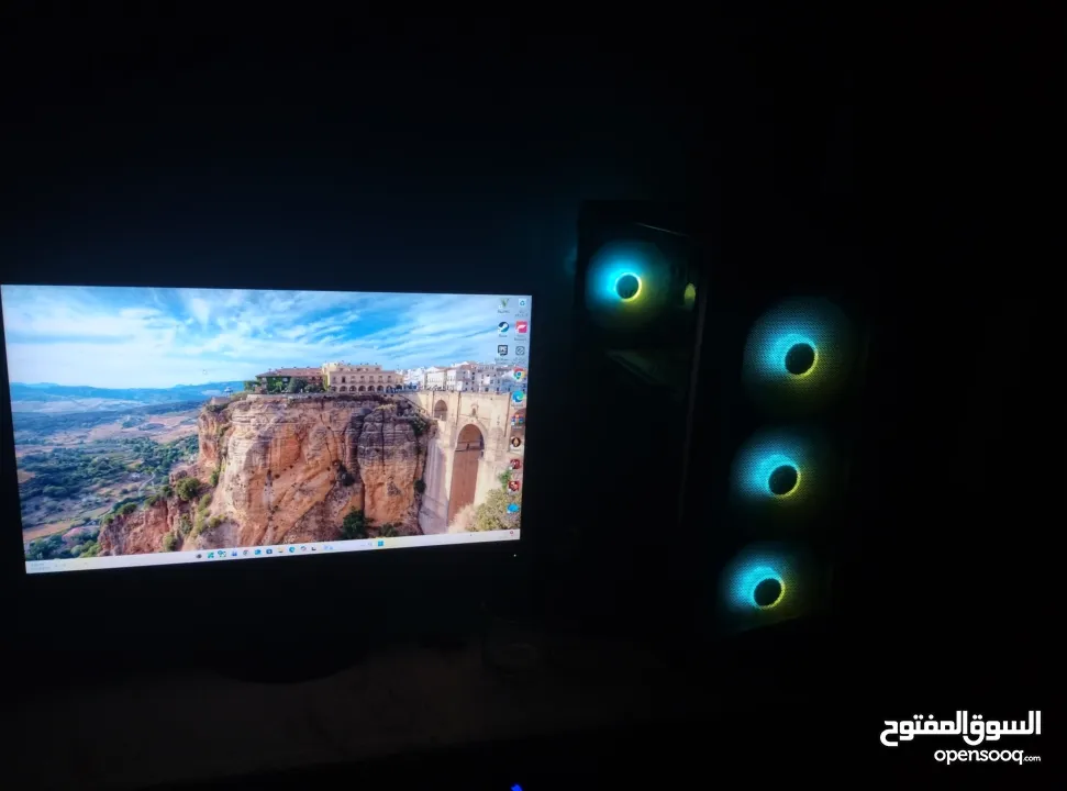 موجود كمبيوتر كامل مع شاشي للبيع المذربورد: ASUS H81M-K الرام: RAM 16 GB كرت الشاشة: SAPPHIRE RX 580